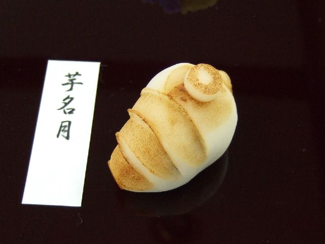 𖼌